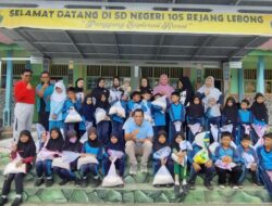 Kepala SDN 105 Rejang Lebong Serahkan Bantuan Beras untuk 26 Siswa yang Membutuhkan