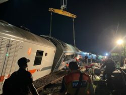Brimob Amankan Lokasi Anjloknya Kereta Purwojaya di Bekasi