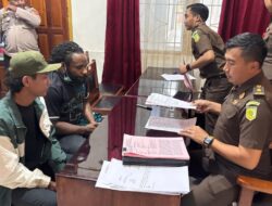 Satgas Ops Damai Cartenz Laksanakan Tahap II (Penyerahan Tersangka & Barang Bukti) Yatien Enumbi di Kejaksaan Nabire