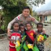 Momen Harmonis Personel Satgas Ops Damai Cartenz Bersama Masyarakat dan Anak-Anak di Mimika