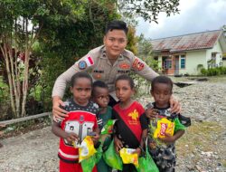 Momen Harmonis Personel Satgas Ops Damai Cartenz Bersama Masyarakat dan Anak-Anak di Mimika
