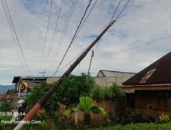 Warga Kampung Baru Resah, Tiang WiFi Telkom Roboh Menyandar di Kabel Listrik PLN Selama Empat Hari