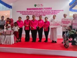 Ketua Umum Bhayangkari Salurkan 5.000 Paket Bansos, Gelar Bakti Kesehatan dan Religi di Ende, NTT