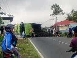 Truk Batubara Terguling di Air Putih Kali Bandung, Sopir Selamatkan Pelajar dari Kecelakaan Fatal