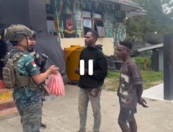Personel Operasi Damai Cartenz Gelar Kegiatan Humanis Bersama Warga Enarotali