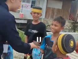 Satgas Humas Ops Damai Cartenz Berbagi Bersama Warga dan Anak-Anak di Jayapura