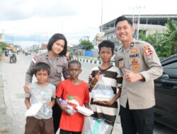 Satgas Ops Damai Cartenz Tanamkan Nilai Kepedulian Lewat Aksi Berbagi di Jalanan Timika
