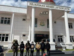 Satgas Damai Cartenz dan Polres Yahukimo Serahkan Tersangka Kasus Penyerangan Nakes dan Guru ke Kejaksaan Jayawijaya