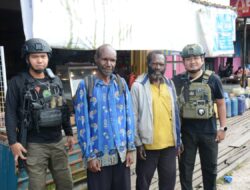Sentuhan Humanis Personel Satgas Ops Damai Cartenz Bersama Masyarakat dan Anak-Anak di Paniai