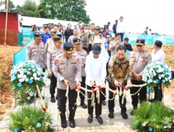 POLRI PERTEGAS PERAN AKTIF DALAM ASTACITA PADA TOPPING OFF SEKOLAH, PERESMIAN MASJID, DAN PELETAKAN BATU PERTAMA RUMAH IBADAH DI SMA KEMALA TARUNA BHAYANGKARA