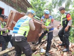 Polri Laksanakan Baksos, Layanan Kesehatan, dan Trauma Healing di Lokasi Bencana Tanah Bergerak Desa Maribaya