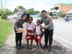 Sambut Bulan Kasih, Satgas Damai Cartenz Tebar Kepedulian Lewat Pembagian Sembako