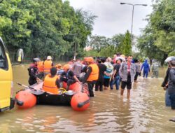 Brimob Polda Aceh Bantu Evakuasi Masyarakat dari Lokasi Banjir