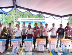 Wakapolri Bersama Perwakilan Akpol ’90 Dhira Brata Resmikan Sumur Bor dan Serahkan Bantuan untuk Pengungsi Lewotobi di Huntara II Konga