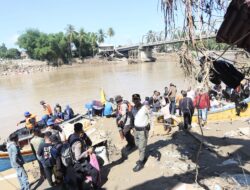 Kapolda Sebrangi Sungai Tingkeum untuk Tembus ke Aceh Utara, Sempat Temui Warga yang Tertahan di Kutablang