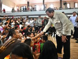Kapolri Dampingi Presiden Cek Lokasi Pengungsian orban Banjir di Tapanuli Tengah mas