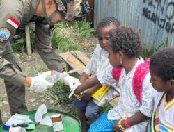 Personel Satgas Ops Damai Cartenz Sektor Intan Jaya Laksanakan Pengobatan dan Bagikan Susu untuk Anak-Anak Papua