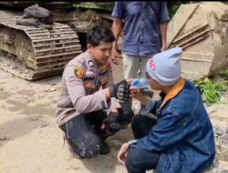 Personel Polres Gayo Lues Evakuasi Warga Sakit dengan Cara Digendong di Desa Tetumpun