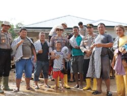 Polres Tapteng Bagikan Bantuan Pakaian untuk Korban Banjir