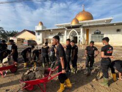 Usai Dibersihkan Personel Polri, Masjid Terdampak Bencana di Aceh Kini Bisa Dipakai Warga