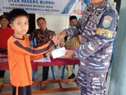 Dukung Dunia Pendidikan, Pemdes Padang Burnai Salurkan Beasiswa untuk Siswa Berprestasi