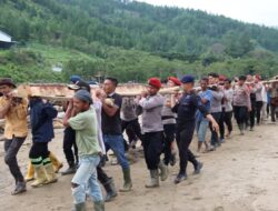 Polres Gayo Lues, Polsek Rikit Gaib dan Brimob bersama Warga Gotong Royong Siapkan Jembatan Darurat Pasca Banjir Bandang di Penomon Jaya