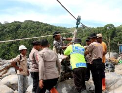 Polres Bener Meriah dan Brimob Pasang Tali Sling, Pulihkan Akses Warga Pasca Bencana di Bener Meriah dan Aceh Tengah
