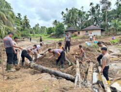 Tim SAR Resimen II Pasukan Pelopor Bantu Pencarian dan Pemulihan Infrastruktur Pascabanjir di Agam