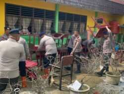 POLRI MELALUI BRIMOB POLDA SUMUT MEMBANTU PEMBERSIHAN PASCA BENCANA BANJIR YANG MERENDAM SMP NEGERI 1 TANJUNG PURA