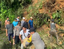 POLRES KAUR BERSAMA POLSEK KAUR TENGAH BAHU MEMBAHU TANGANI POHON TUMBANG DAN TANAH LONGSOR DI DESA TUGUK