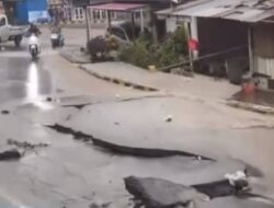 Diterjang Hujan Minggu Sore, Jalan Ahmad Yani Kesambe Baru Amblas Parah