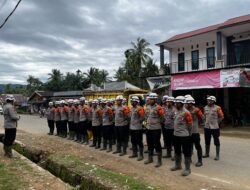 Tim SAR Brimob BKO Polda Sumbar Lakukan Pencarian Korban dan Salurkan Bantuan Banjir di Palembayan