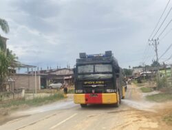 Cegah Risiko ISPA, Polres Aceh Selatan Terjunkan Water Cannon Bersihkan Debu Sisa Banjir
