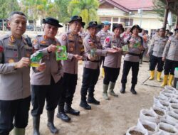 Manfaatkan Lumpur Banjir, Kapolda Aceh Serahkan Ribuan Karung Tanam Untuk Masyarakat Aceh Tamiang