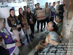 Tim Trauma Healing Polri Bersama Relawan Mahasiswa UI Hadir Bersama Warga Pascabanjir di Cilincing