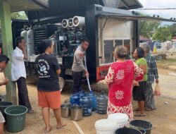 Pascabencana, Brimob Polda Sumut Penuhi Kebutuhan Air Bersih Warga di Desa Sibuluan Nauli