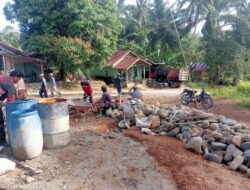 Swadaya Warga, Jalan Desa Bukit Berlian Diperbaiki Lewat Gotong Royong