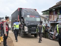 DEN K9 SAR DITPOLSATWA KORSABHARA BAHARKAM POLRI PERKUAT PENANGANAN BENCANA LONGSOR DI PASIRLANGU
