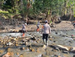 Pulihkan Pasca-Banjir Bandang, Tim SAR Resimen II Pasukan Pelopor Bersihkan Sungai di Agam