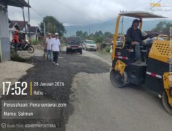 Inisiatif Perusahaan, CV SMB dan PT GSJ Laksanakan Tambal Sulam Jalan di Wilayah Talang Benih–Batu Panco–Perbo