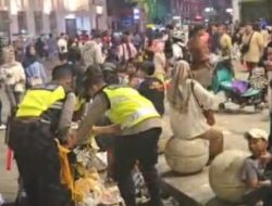 Aksi Humanis Polisi, Punguti Sampah Usai Perayaan Tahun Baru di Yogyakarta