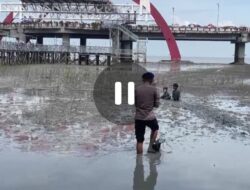 Respons Cepat Dit Polairud Polda Jatim Selamatkan Dua Anak Terjebak Lumpur di Wisata Kenjeran