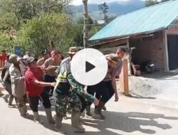 Tak Kenal Hari Libur, Polri Bersama Warga Bangun Jembatan Darurat Pascabencana di Aceh Tengah