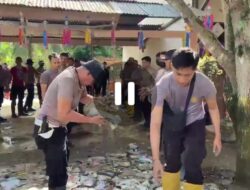 Pulihkan Sekolah Pascabanjir Bandang, Polres Bireuen Gotong Royong Bersihkan SD Negeri 11 Kutablang