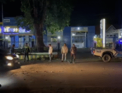 CUACA EKSTREM ANGIN KENCANG HANTAM REJANG LEBONG, DAHAN RANTING POHON BERSERAKAN DI JALAN SUKOWATI