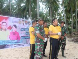 POLRES KAUR GELAR AKSI BERSIH PANTAI PINANG TAWAR, KAPOLRES AJAK MASYARAKAT PEDULI LINGKUNGAN