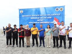 Sejalan Arahan Presiden Gerakan Indonesia Asri, Kapolda Bengkulu Konsisten Jalankan Program Bersih Pantai GEMPAR
