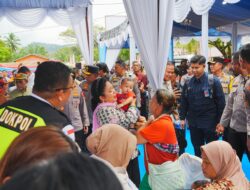 Tinjau Hunian Sementara Korban Bencana di Tapteng, Kapolri-Ketua Komisi IV Salurkan 16 Truk Bantuan Kemanusiaan