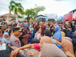 Tinjau Hunian Sementara Korban Bencana di Tapteng, Kapolri-Ketua Komisi IV Salurkan 16 Truk Bantuan Kemanusiaan