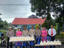 Berkah Ramadhan Hari Ke-6, Polres Rejang Lebong Berbagi Takjil di Depan Masjid Agung Baitul Makmur Curup